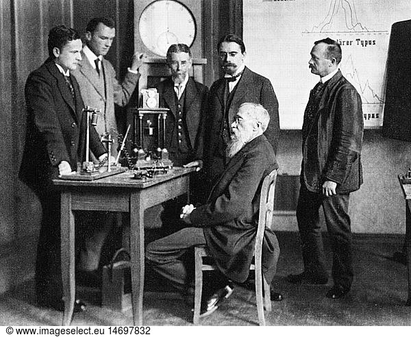 Wundt  Wilhelm  16.8.1832 - 31.8.1920  German philosopher and psychologist  half length  with his colleagues: Friedrich Sander  Otto Klemm  Ottmar Dittrich  Wilhelm Wirth and the assistant Hartmann  circa 1908