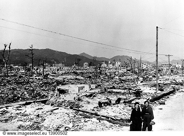 WWII WWII, Nagasaki, Aftermath of Atomic Bomb, 1945,1940s - Droits ...