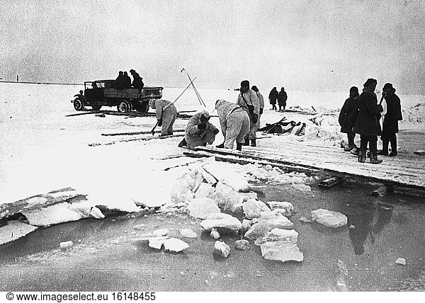 WWII / Leningrad 1942 / Red Army Scouts Built a Temporary Bridge on the Ladoga Route / Photo  1942