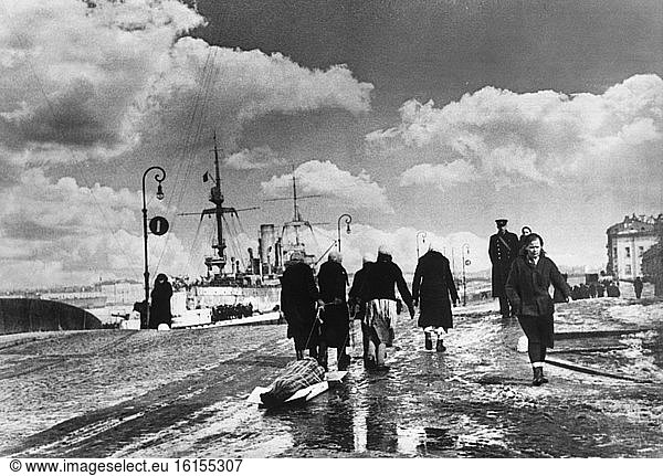 WWII: Leningrad Siege / Transporting the Dead / Photo  1941