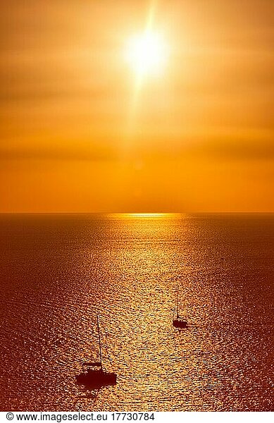 Yacht Boote Silhouetten in der Ägäis bei Sonnenuntergang. Mykonos  Griechenland  Europa