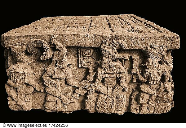 Yax Pasaj bekommt vom Gründer der Dynastie Yax-Kuk-Mo' Machtinsignien überreicht  Altar Q  Original aus dem Skulpurenmuseum  Akropolis  Westplaza  Ruinen von Copan  Honduras  Mittelamerika