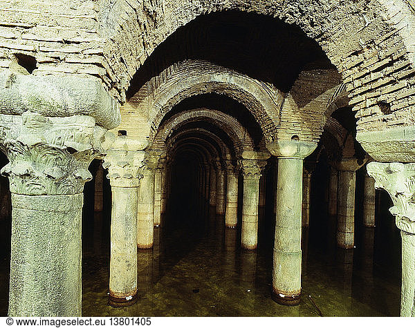 Yerabatan Sarayi oder Cisterna-Basilika  Istanbul  28 Reihen mit je 12 Säulen tragen Kreuzgratgewölbe. Türkei. Byzantinisch. Istanbul.