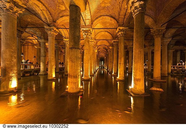 Yerebatan Zisterne  Cisterna Basilica  Versunkener Palast  Istanbul  Türkei  Asien