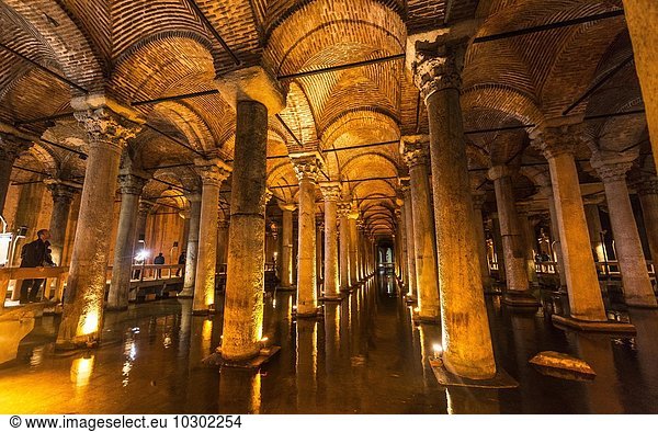 Yerebatan Zisterne  Cisterna Basilica  Versunkener Palast  Istanbul  Türkei  Asien