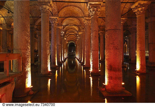 Yerebatan-Zisterne  Cisterna Basilica  Yerebatan Sarnici  Sultanahmet  Istanbul  Türkei  Europa