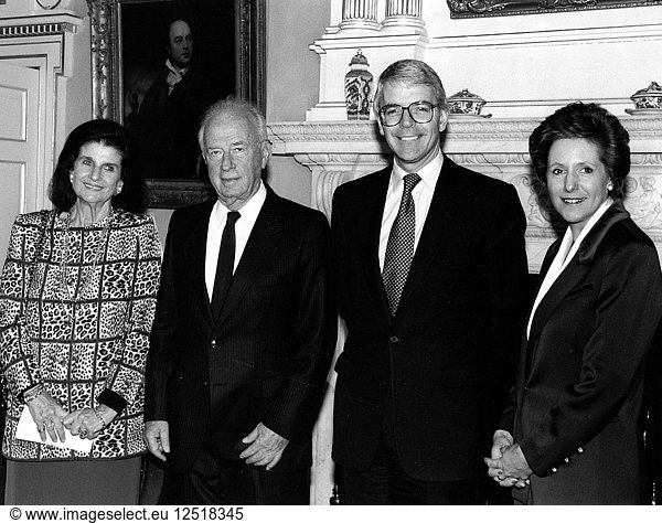Yitzhak Rabin (1922-1995)  israelischer Premierminister  mit John Major (1943- )  britischer Premierminister  1992. Künstler: Sidney Harris