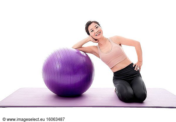 Yogaball und Frauen mittleren Alters