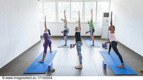 Yogalehrer unterrichtet Gruppe in Yangshuo
