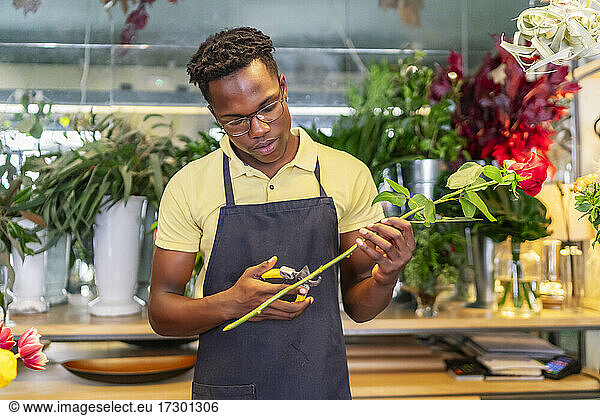 young african entrepreneur making a bouquet of flowers