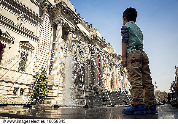 Young boy in front of the fountain at the Metropolitan Museum of Art  Upper East Side; Manhattan  New York  United States of America