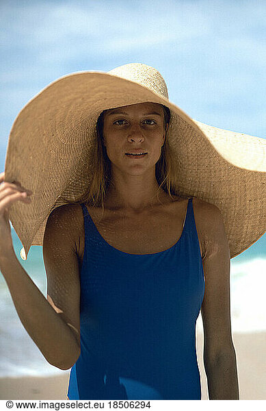 Young woman in big straw hat  lifestyle portrait.