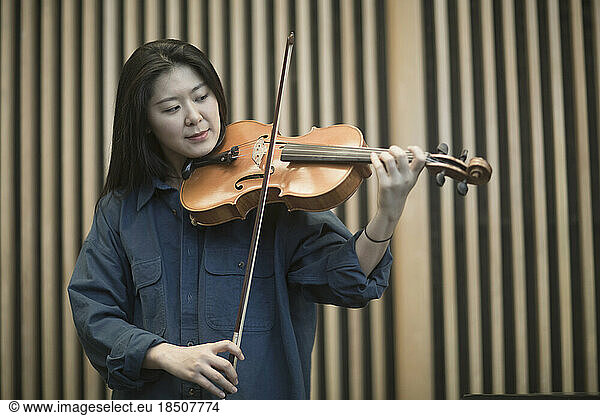 Young woman playing violin  Freiburg im Breisgau  Baden-Württemberg  Germany