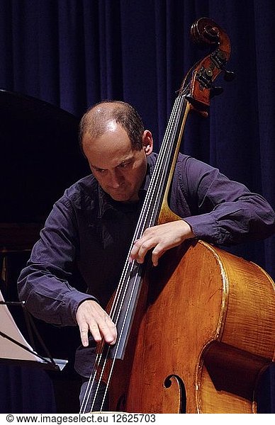 Yuri Goloubev  Watermill Jazz Club  Dorking  Surrey  Oktober 2015. Künstler: Brian OConnor.