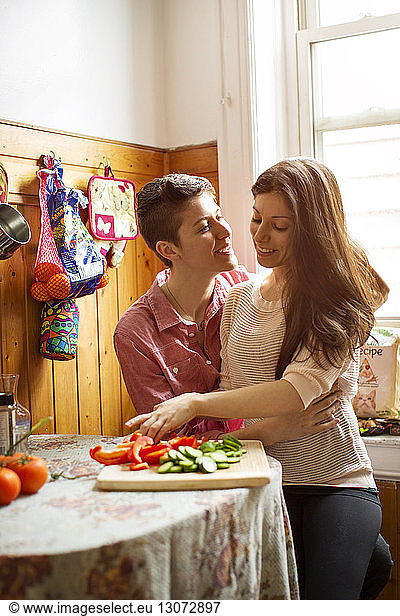 Zärtliches lesbisches Paar  das in der Küche Essen zubereitet