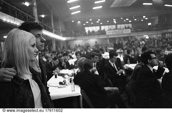 Zahlreiche Bands und Musiker aus dem Revier und anderen Teilen der Bundesrepublik wirkten am Beat-Festival am 30. 1. 1967 in Recklinghausen mit. Namen von Bands und einzelnen Kuenstlern konnten wegen des Zeitablaufs nicht mehr genannt werden  Deutschland  Europa