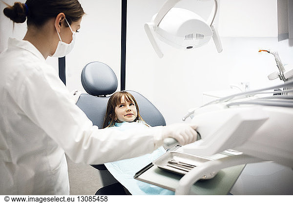 Zahnärztin und Mädchen in medizinischer Klinik