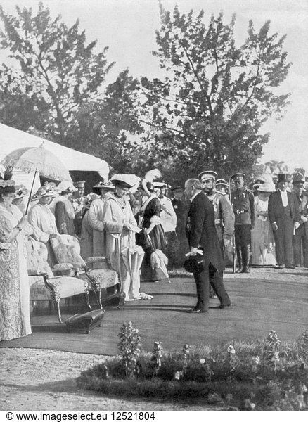 Zar Nikolaus II. mit dem französischen Präsidenten Poincare auf Besuch  Krasnoje Selo  Russland  22. Juli 1914. Künstler: Unbekannt