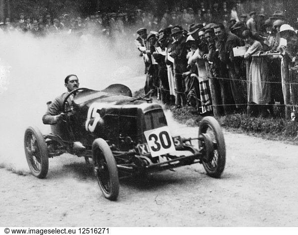 Zborowski fährt einen Aston Martin 1 5 Liter Strasbourg von 1922 in Shelsey Walsh  (1922?). Künstler: Unbekannt