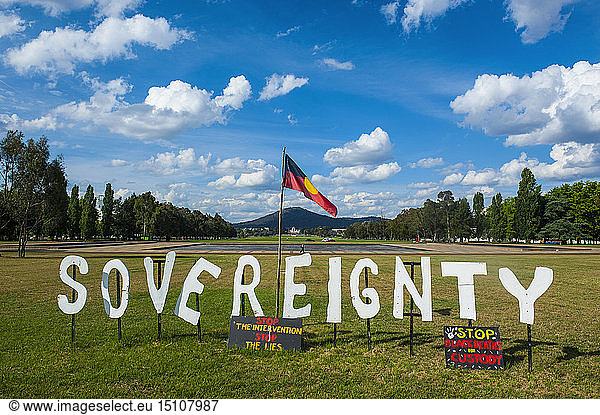 Zeichen der Souveränität der Aborigines vor dem australischen Parlament  Canberra  Australien