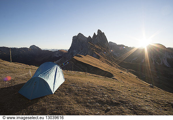 Zelt auf Berg gegen klaren Himmel bei Sonnenschein