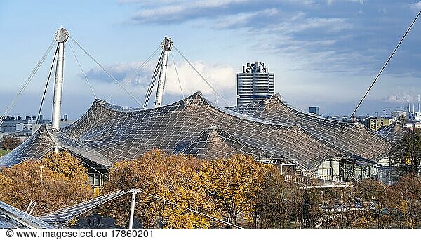 Zeltdach der Olympia Schwimmhalle  hinten Hochhaus BMW-Vierzylinder  Olympiastadion  im Herbst Olympiapark  München  Bayern  Deutschland  Europa