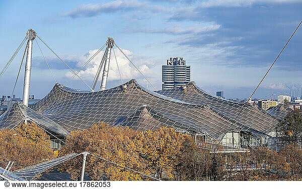Zeltdach der Olympia Schwimmhalle  hinten Hochhaus BMW-Vierzylinder  Olympiastadion  im Herbst Olympiapark  München  Bayern  Deutschland  Europa