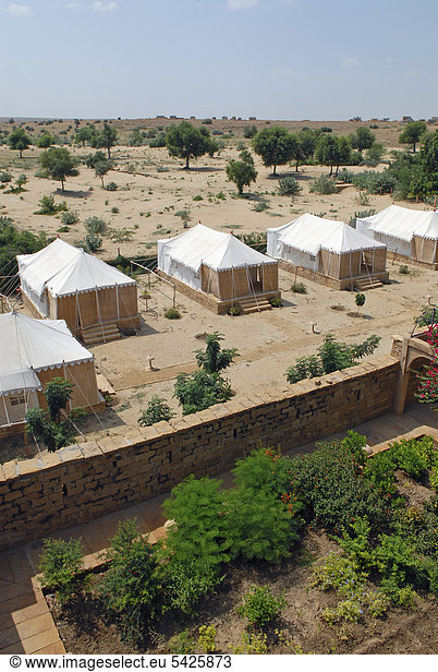 Zelte des Royal Jodhpur Camp in Mool Sagar,  Heritage Hotel und Lustgarten der Maharajas von Jodhpur,  bei Jaisalmer,  Wüste Thar,  Rajasthan,  Nordindien,  Indien,  Asien