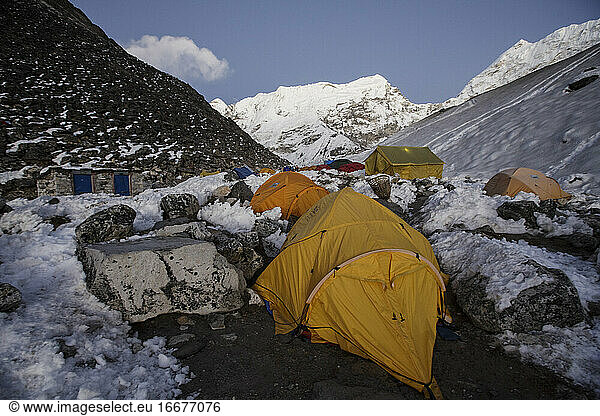 Zelte im Island Peak Base Camp im nepalesischen Khumbu-Tal.