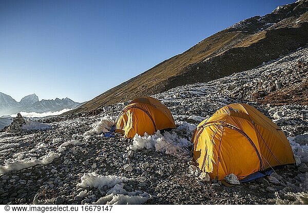 Zelte im Island Peak Base Camp in der Khumbu-Region in Nepal.