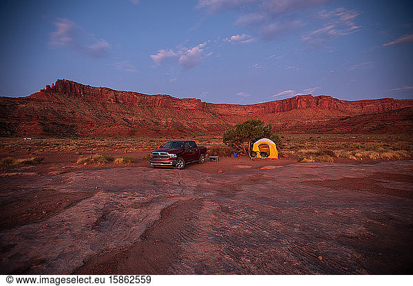 Zelten auf dem White Rim Trail  einer Straße mit Allradantrieb im Canyonlands-Nationalpark  dem Herzen einer Hochwüste namens Colorado Plateau.