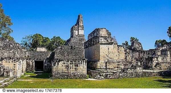 Zentral-Akropolis mit Blick auf Tempel 1  Maya-Ruinenstadt  Tikal  Guatemala  Mittelamerika