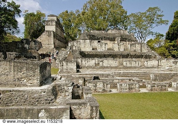 Zentrale Akropolis  Innenhof 6  54-Struktur. Maya-Ruinen von Tikal. Petén Region  Guatemala