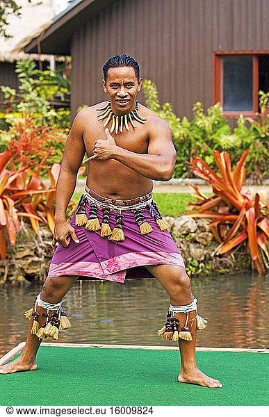 Zentrale Show in einem der Seen namens Rainbown of Paradise  bei der Kanus mit Liedern  Tänzen und Kampfsportarten der einzelnen Länder vorbeiziehen  in diesem Fall eine Bewohnerin von Samoa  die einen Lavalava genannten Rock trägt. Polynesisches Kulturzentrum. O'ahu. Hawaii. Das Polynesian Cultural Center (PCC) ist ein polynesischer Themenpark und ein lebendes Museum in Laie  an der Nordküste von Oahu  Hawaii. Zusätzlich zu den tagsüber stattfindenden Ausstellungen und Vorführungen bietet das PCC gegen Aufpreis eine Abendshow an. Seit 2011 ist die Show eine multikulturelle polynesische Show mit dem Titel H?. ?. ?Breath of Life. Die Show zeigt Lieder und Tänze aus ganz Polynesien  darunter Hula  Tamure  Otea  Titi Torea  Haka  Poi  Meke  Tau?olunga und Taualuga. Zu den vergangenen Shows gehören 'This is Polynesia'  'Mana: The Spirit of Our People. ' und 'Horizonte: Wo das Meer den Himmel berührt . Das PCC ist Eigentum der Kirche Jesu Christi der Heiligen der Letzten Tage (LDS Church) und wurde am 12. Oktober 1963 eingeweiht. Es befindet sich auf einem 17 Hektar großen Gelände  das der nahe gelegenen Brigham Young University? gehört. Hawaii. In acht simulierten tropischen Dörfern führen Darsteller verschiedene Künste und Handwerke aus ganz Polynesien vor. Besucher können auch eine kostenlose Shuttle-Tour durch die Universität unternehmen und den Laie Hawaii Temple und das zugehörige Besucherzentrum der LDS-Kirche besichtigen. Siebzig Prozent der rund 1.300 Mitarbeiter des Zentrums sind Studenten der BYU-Hawaii. [Obwohl es sich weitgehend um ein kommerzielles Unternehmen handelt  werden mit den Gewinnen des PCC verschiedene Stipendienprogramme der BYU? ?Hawaii. Die Studenten können während der Schulsemester bis zu 20 Stunden pro Woche und in den Semesterferien bis zu 40 Stunden arbeiten.