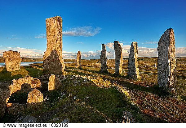 Zentraler Steinring und Monolith  errichtet um 2900 v. Chr.  der Calanais Standing Stones und seiner um 2000 v. Chr. errichteten Grabkammer. Calanais Neolithic Standing Stone (Tursachan Chalanais)   Isle of Lewis  Äußere Hebriden  Schottland.