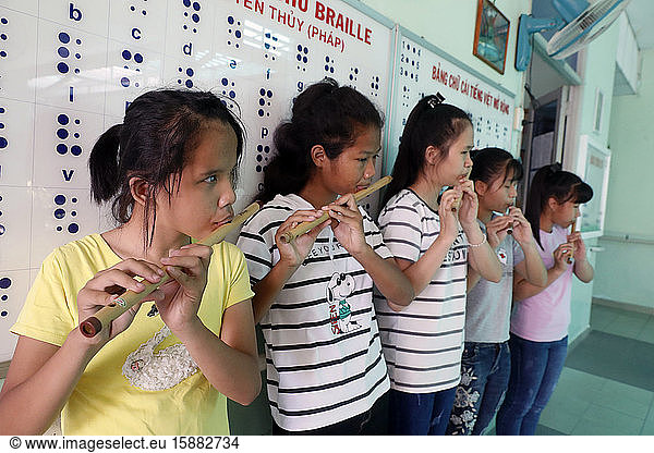 Zentrum für blinde Kinder  das von Children Action betrieben wird. Junge Mädchen beim Musizieren. Ho Chi Minh Stadt. Vietnam.