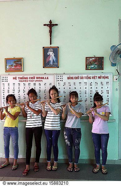 Zentrum für blinde Kinder  das von Children Action betrieben wird. Junge Mädchen beim Musizieren. Ho Chi Minh Stadt. Vietnam.