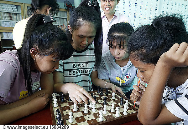 Zentrum für blinde Kinder  das von Children Action betrieben wird. Schachspiel. Ho Chi Minh Stadt. Vietnam.