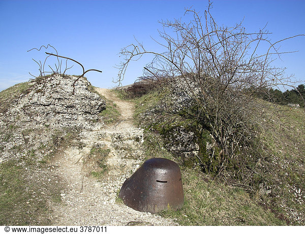 Zerbombte Schützenstellung auf dem Schlachtfeld von Verdun  Lothringen  Frankreich