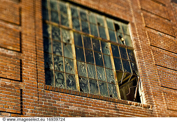 Zerbrochenes Fenster in altem Lagerhaus.
