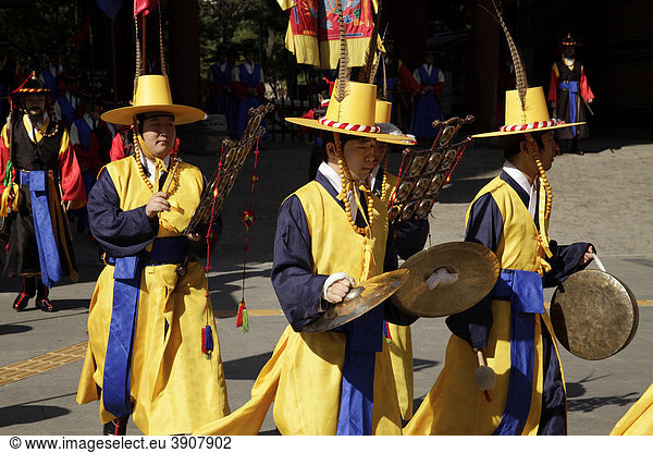 Zeremonie der Wächter vor dem Königspalast Deoksugung  Palast der rechtschaffenden Langlebigkeit  in der koreanischen Hauptstadt Seoul  Süd-Korea  Asien