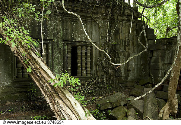 Zerfallene buddhistische Tempelruine Baeng Malea  Kambodscha  Südostasien