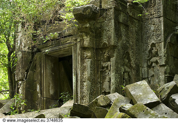 Zerfallene buddhistische Tempelruine Baeng Malea  Kambodscha  Südostasien