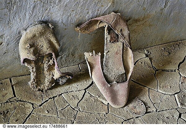 Zerfallene Damenschuhe lehnen an Wand auf Lehmboden  Andalusien  Spanien  Europa