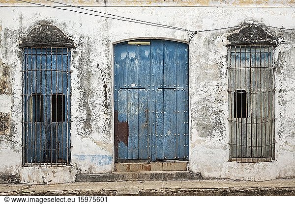 Zerfallene Fassade aus bröckelndem Putz und verwitterten Holztüren und -fenstern  Remedios  Kuba  Mittelamerika