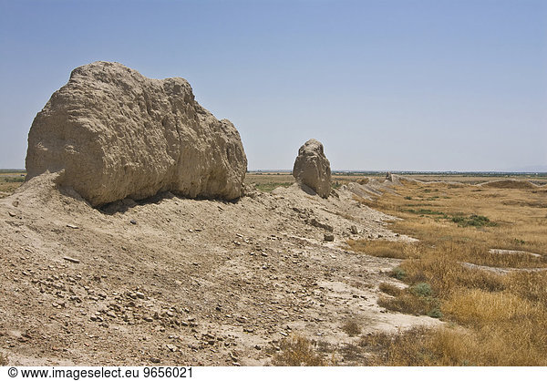 Zerfallene Sandsteinmauer um die antike Stadt Merv  Turkmenistan  Zentralasien  Asien