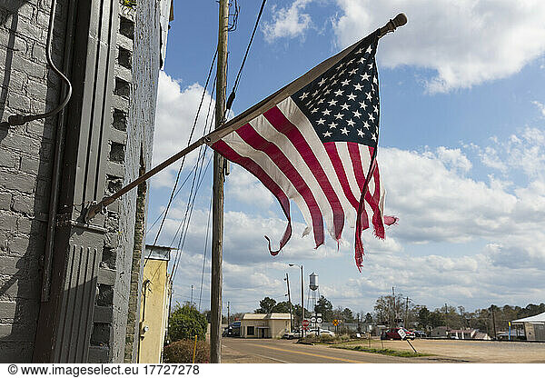Zerfetzte amerikanische Flagge an einem Gebäude in der Main Street.
