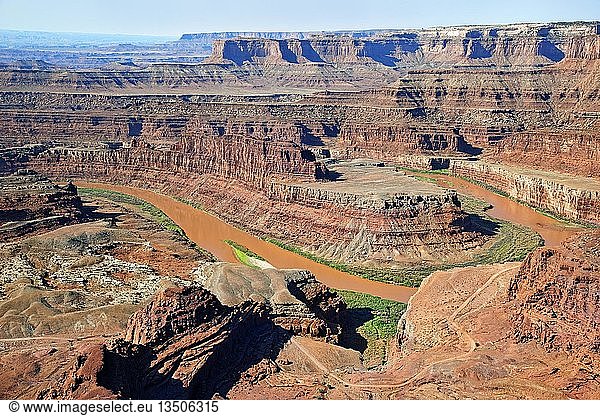 Zerklüftete Canyons und der Colorado River am Death Horse Point  Canyonlands National Park  Utah  Vereinigte Staaten  Nordamerika