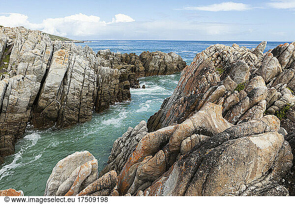 Zerklüftete Felsen an der Atlantikküste  Wellen auf der Wasseroberfläche.