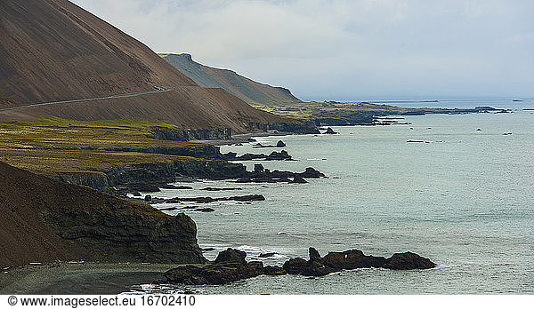 zerklüftete Küstenlinie im Osten von Island